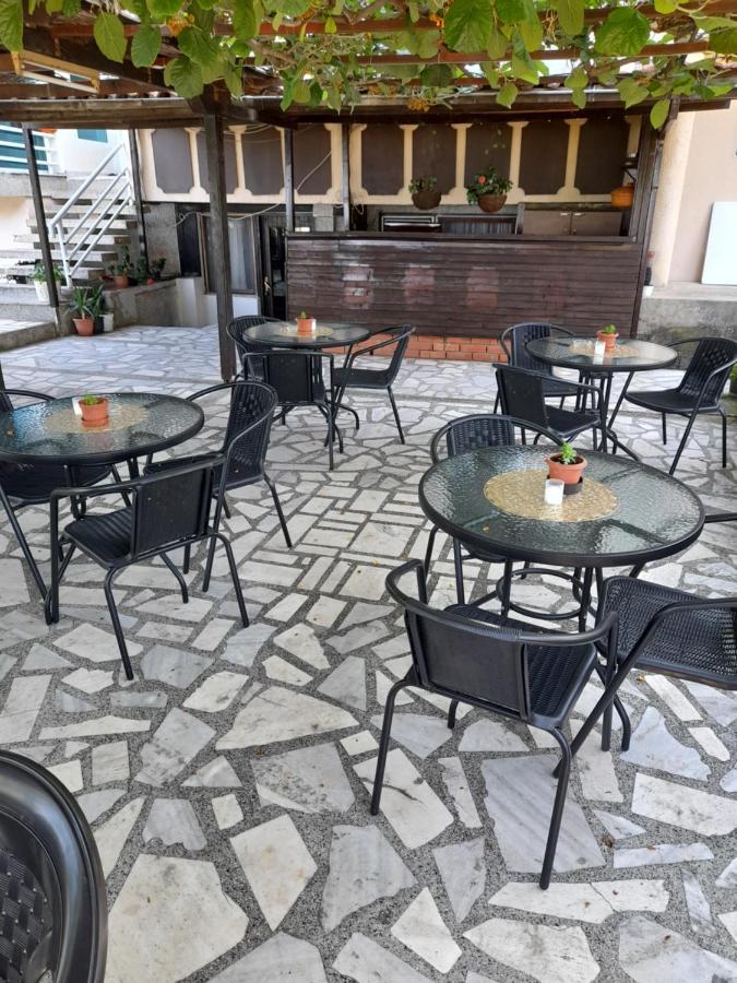 Bato Rooms Peštani Exteriör bild